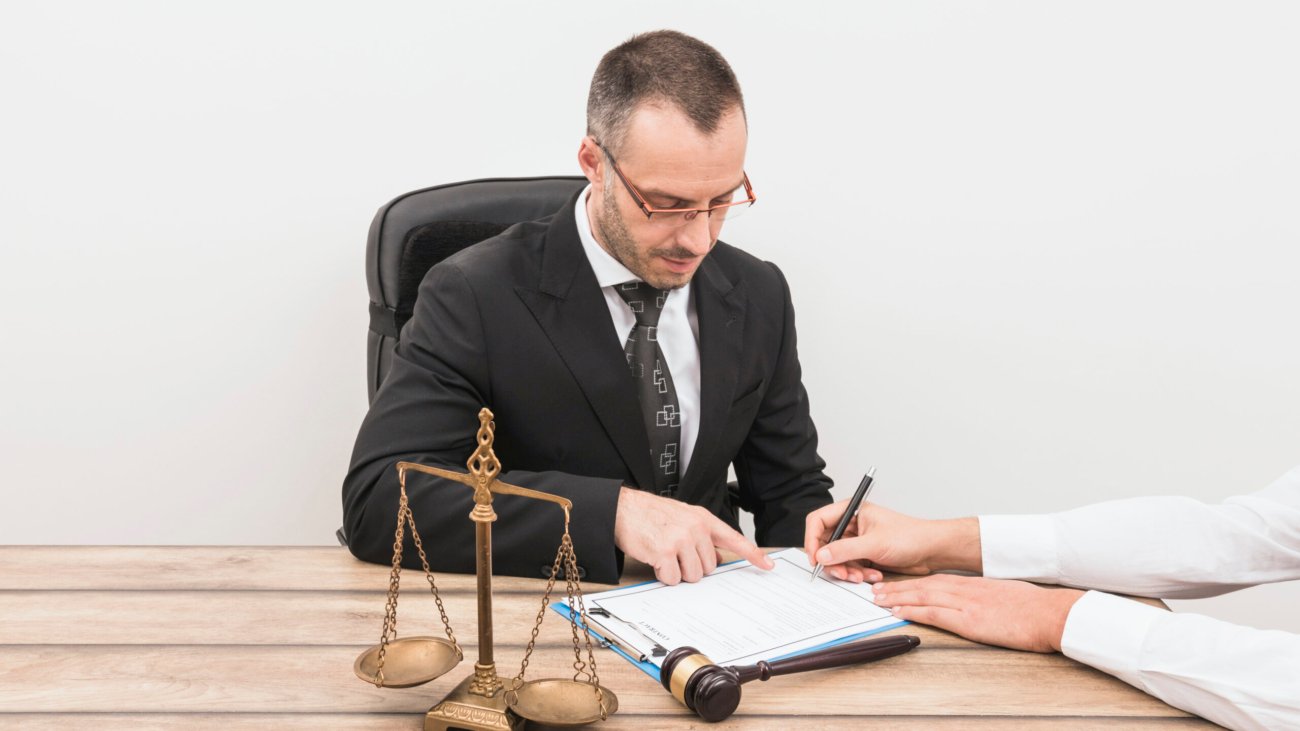 lawyer-with-client