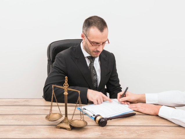 lawyer-with-client
